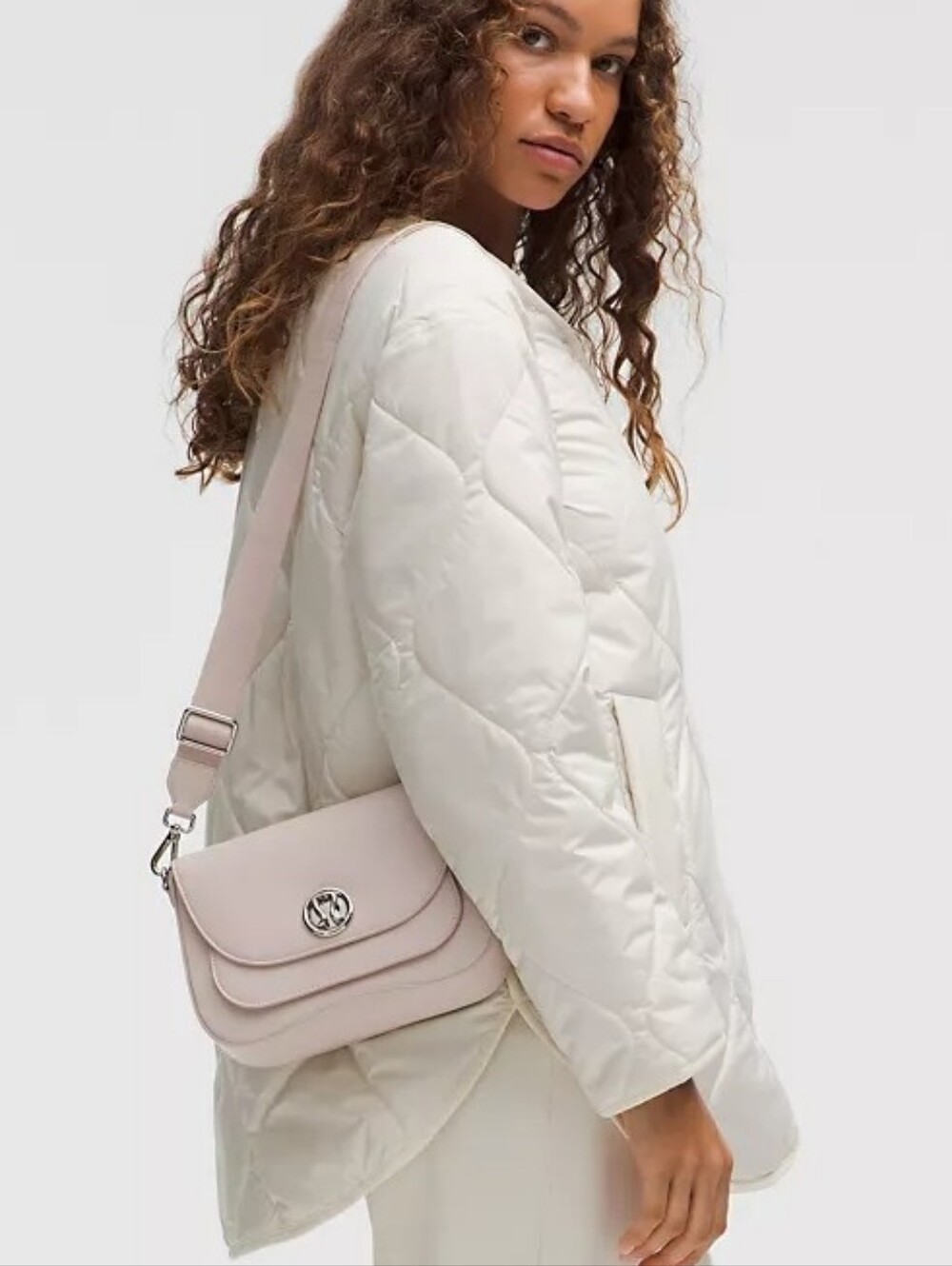 leather Bag🛍, this compact cross-body is decepti
